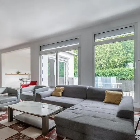 Апартаменты 4 Bedroom Cozy In Монтрёй